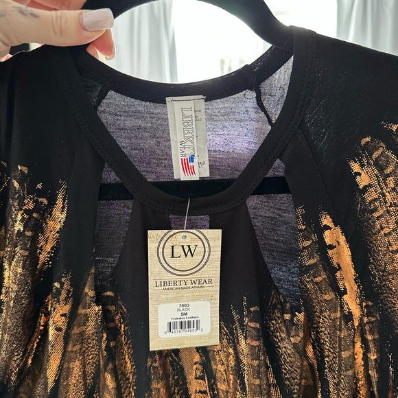 Brand new gold accent top - Picture 1 of 2